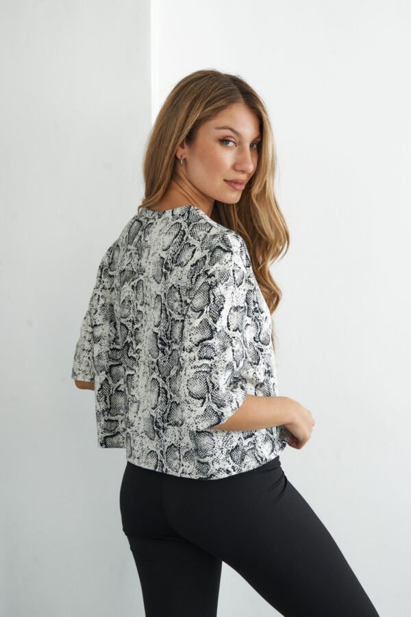 REMERA MC BOXY CROP SNAKE